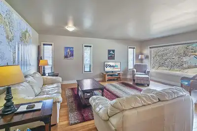 Image de Fantastic Home Minutes from Downtown & Beaches
