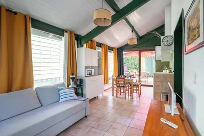 Image de Maison avec petit jardin et piscine partagée