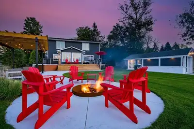 Luxury 4br Lakefront Cottage W/ Sauna & Dock!