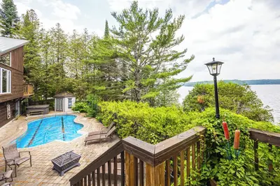 Image de Cottage on Chandos Lake w Pool & Hot Tub!