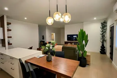 Image de Modern 2 Br | Pool | 5 mins from Downtown Pos