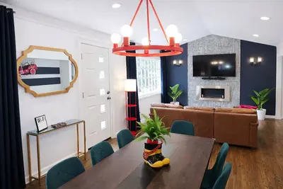 Image de Fire Escape 15mins to Downtown. Pool Table & Bar Lounge. Trampoline &VolleyBall!