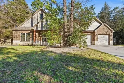 Image de Spacious 4-bedroom house located in a family friendly neighborhood