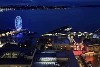 Image de Pike Place Market lux condo. Zen-inducing 180° balcony water view! Pool, hot tub