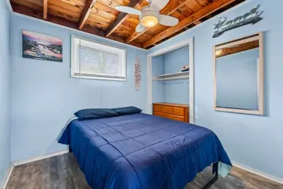 Image de Coastal Cottage Steps to Beach with Porch and Yard