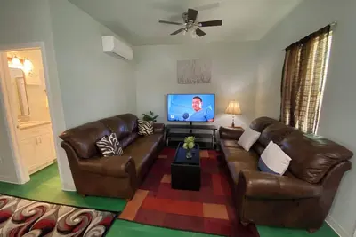 Image de Charming 2-bedroom with amazing view of the sunset and old time Choo Choo train.