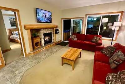 Image de Ski & Golf Getaway Suite - private hot tub - 2 bed
