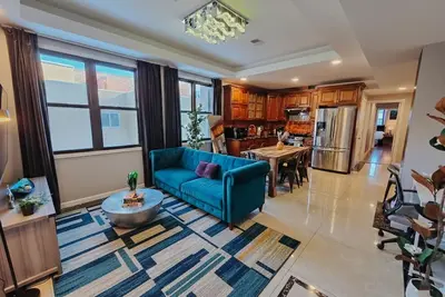 Ascent / King Bed / Ensuite / Elevator / Center