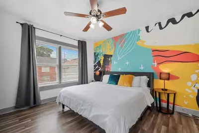 Image de Midtown / King Bed /  Mins to Downtown and Med Ctr.
