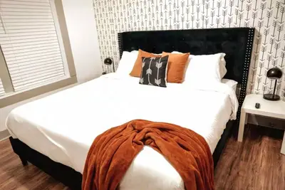 Image de Montrose / King Bed / Close to Downtown and Med Ctr