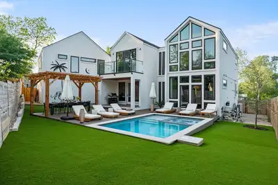 Image de Mount Vernon Estate · Sleeps 18, Pool, Gym & More