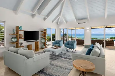 Image de Welcome to Villa, a stunning one-story contemporary residence