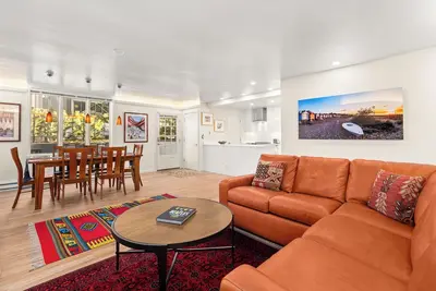 Image de Chateau Dumont Unit 23 | Modern Condo with a Great Downtown Location