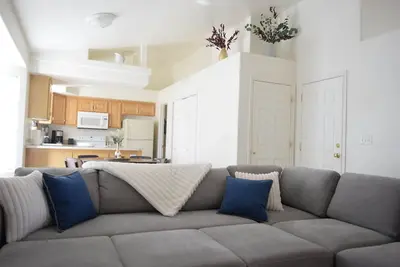 Townhome W/king size bed, chef's kitchen+ chimney