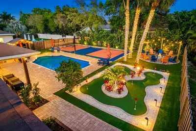 Image de 7br Beach Dream House - Pickleball, Theater, Pool!
