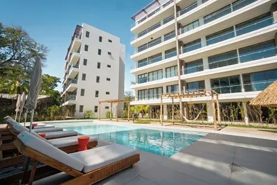 Image de Pacific Surfside is a bright ocean-view residence in Zonset Surf Residences, El Zonte's Surf City. Featuring two bedrooms, two bathrooms, a private terrace, resort-style amenities, and accommodations for up to five guests.