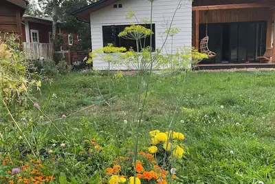 Image de Inspiration & Sleep House - Dreamy Bozeman Retreat. Sauna + Greenhouse + Garden
