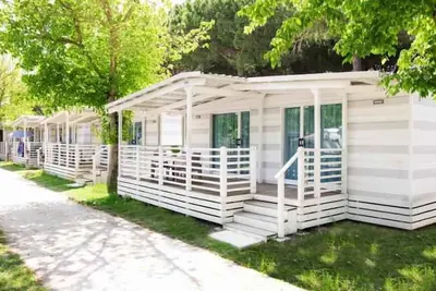 Image de Mobil-home avec climatisation et véranda en bois