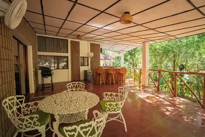 Image de Discover refined coastal living in this private 3-bedroom, 3-bath residence located within one of Surf City’s most exclusive gated communities. Surrounded by lush tropical greenery, the home offers complete privacy, a serene private pool, and secure