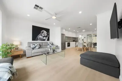 Image de Coastal Calm on Bellevue—The Idyllic Beach Life