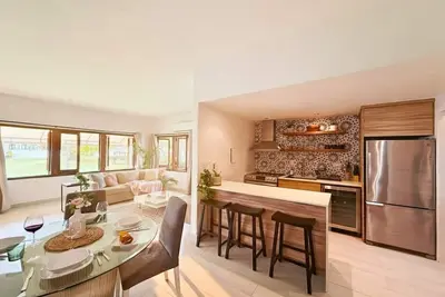 Modern Villa! Walk to beach w Jacuzzi, Pool, Patio