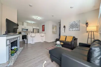 Image de Bright & Cozy 2br Suite | Less than 5 mins from Uni of Lethbridge & Amenities