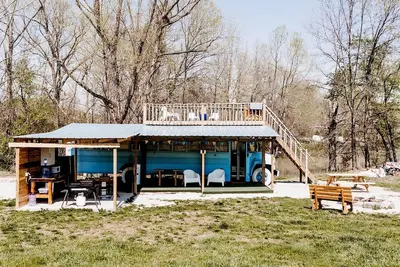 Image de Rustic Bus Accommodation Perfect for Glamping in Missouri