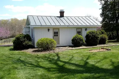 Image de Pre-Civil War Servants' Cottage on Huge Horse and Cattle Farm near Charlottesville, Virginia