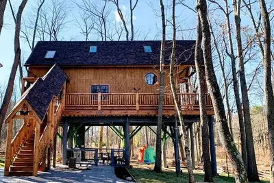 Image de Magical Tree House Experience with a Private Hot Tub in Shenandoah Valley, Virginia