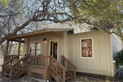 Image de Elevate Your Holidays: Glamping at Cypress Creek Cottage, Texas' Hidden Gem