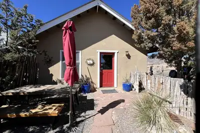 Image de Artistic Casita in Abiquiu, New Mexico with Wide Views to Pedernal Overlooking the Chama River Valley