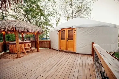 Image de Love Bird Yurt Romantic, Hot Tub, by the River in Bandera, Texas