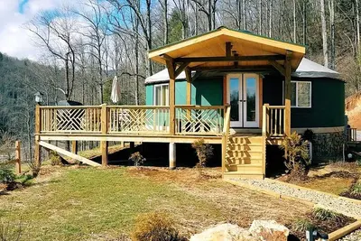 Image de Unique Yurt Rental on Peony Farm with Riverfront View in Clyde, North Carolina