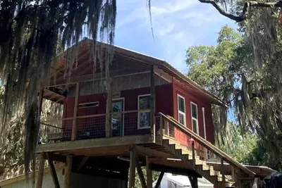 Image de Tranquil Glamping near the Coast: Charming Rustic Cabin Rental in Midway, Georgia