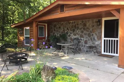 Image de Pet-Friendly Cottage Overlooking a Koi Pond near Mark Twain National Forest, Missouri