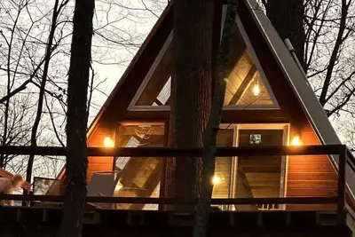 Image de Incredible A-Frame Tree House Overlooking the Raystown Branch Juniata River and Surrounded by Trees for a Peaceful Getaway in Hopewell, Pennsylvania