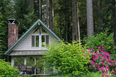 Image de Riverside Cabin Camping Rental in the Central Cascades