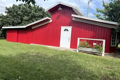 Image de Beautiful Red Cottage for a Relaxing Getaway on a Tropical Fruit Farm near Homestead, Florida