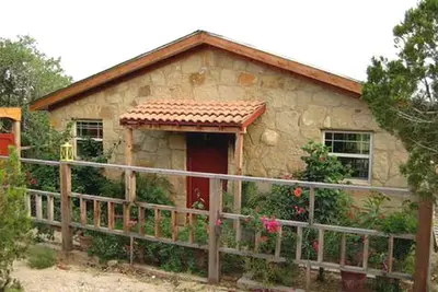Image de Romantic Getaway Rental with a Private Pool and an Outdoor Hot Tub near Wimberley, Texas