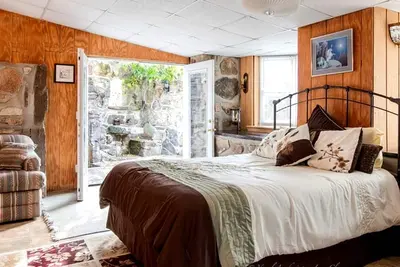 Image de Tranquil Stone Cottage Behind Castle Walls in the Ozarks