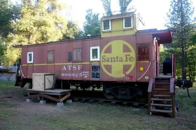 Image de Vintage Santa Fe Caboose Luxury Rental near Yosemite National Park, California