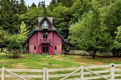Image de Upscale Farmhouse Cabin Encircled by Redwoods, Northern California