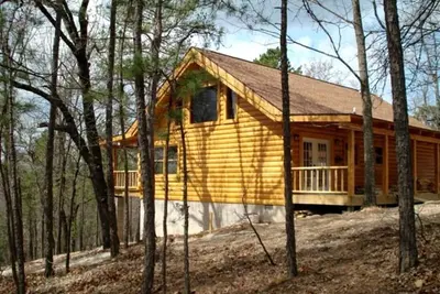 Image de Peaceful and Spacious Log Cabin Rental with Woodland Views near Branson, Missouri