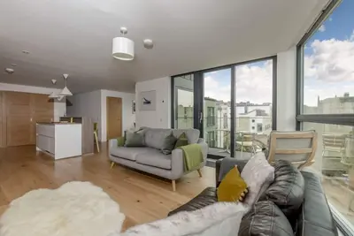 Image de Designer Urban Apartment with City Terrace