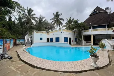 Image de Maison de vacances luxueuse de 4 chambres avec accès à la piscine à Diani Beach
