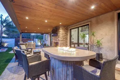 Image de Walk to Lagoon! Luxe Coastal Escape w/ Pool Table