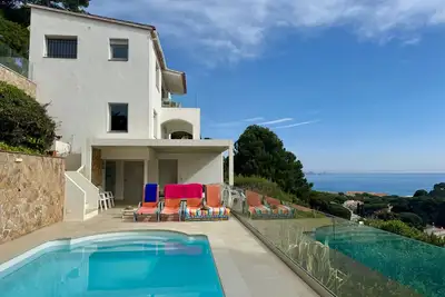 Image de Superbe villa avec piscine et vues imprenables sur la mer