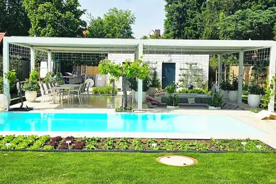 Image de Luxurious large Home + Pool + Garden + Koi Pond 15 min. from city center