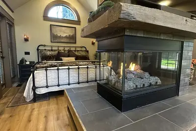 Image de Walk to the Britt Festival and downtown Jacksonville from this newly remodeled luxury cottage. Features a king bed with luxury linens, dramatic centerpiece fireplace, pull-out sofa, full kitchen, and spa-style bathroom.