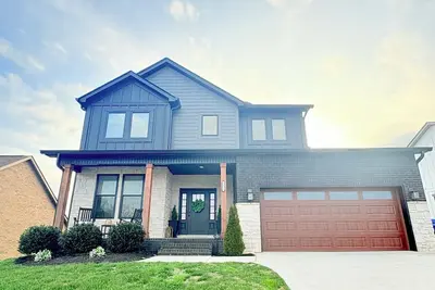 Image de East Tn home with lake views & 2 kitchens